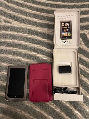 Barnes & Noble NOOK Tablet Pink leather cover  with Gray Bezel